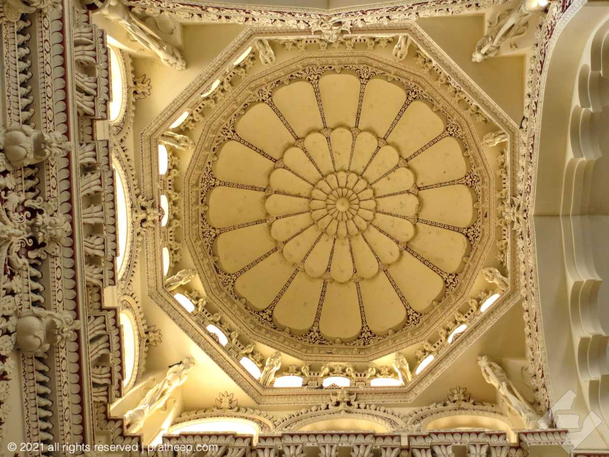 The intricately stuccoed dome of the Swarga Vilasam